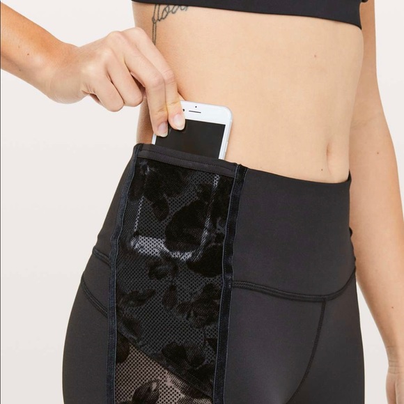 Lululemon Velvet Flocked Cropped 21” Wunder Unders Size 4 - Picture 3 of 5